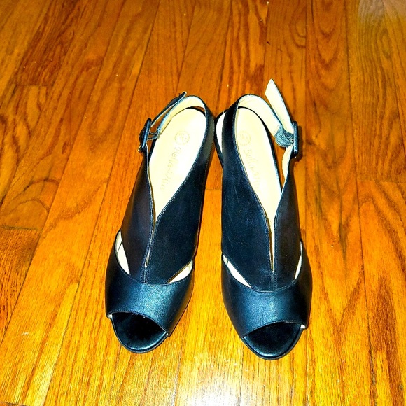 Bella Vita Leona | Open-Toe Slingback Sandal - Picture 5 of 10